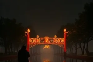 旧唱片行 木质货架与黑胶排列